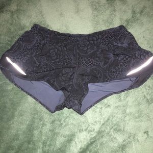 Patterned Lululemon Hotty Hot short